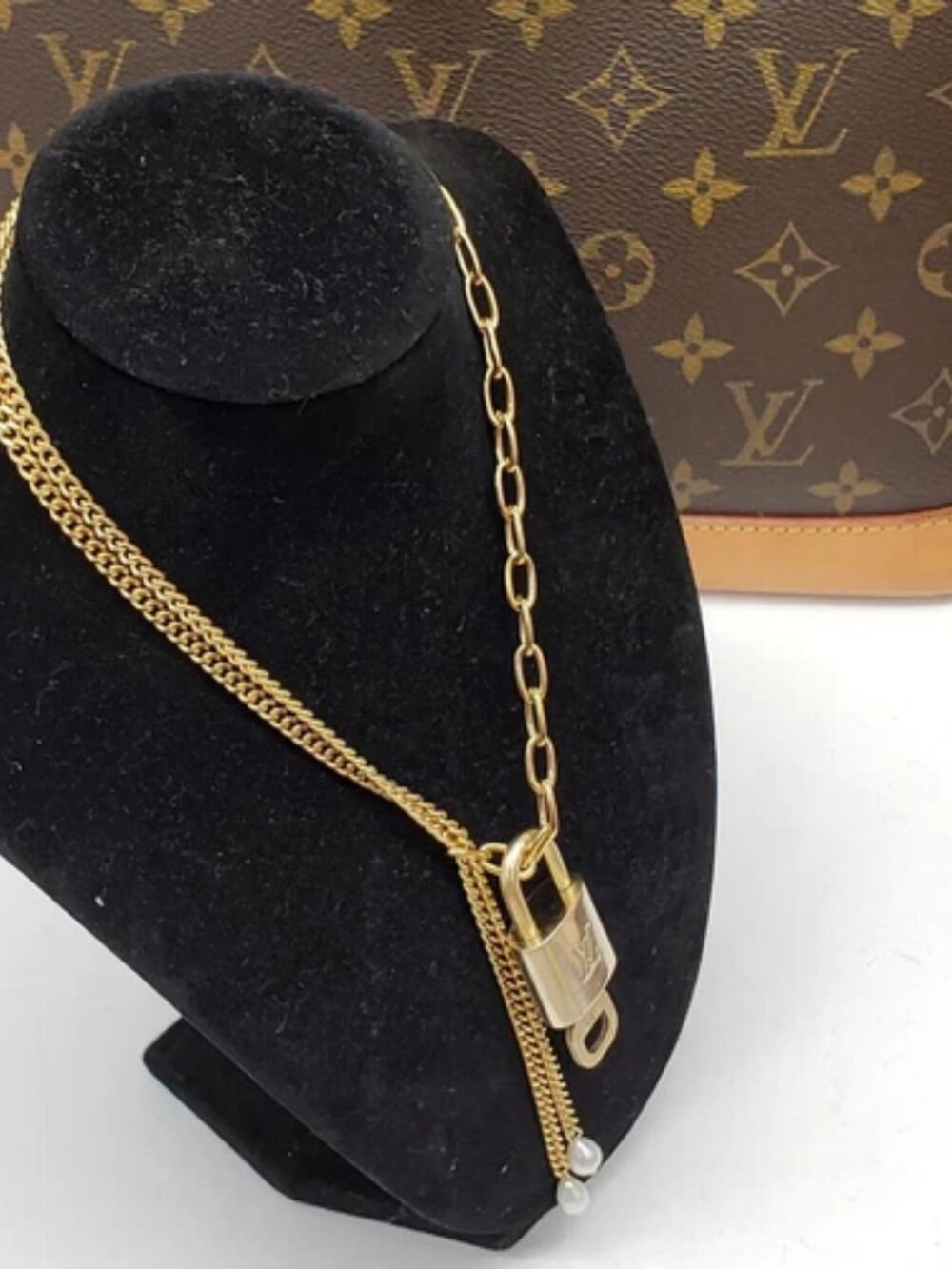 Gold-Plated Necklace with Authentic Louis Vuitton Padlock - Picture 10 of 11